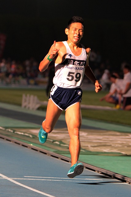 男子５０００メートルＢでトップゴールする市田宏選手